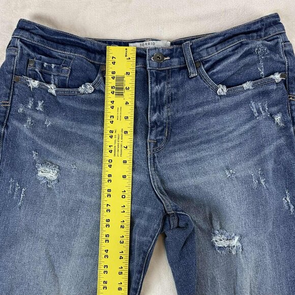 Torrid Women’s Plus size Distressed Frayed Hem Jeans‎ – Medium Wash - Picture 11 of 15